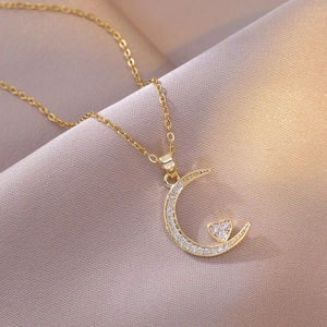 Élégant collier doré avec pendentif croissant de lune et cœur orné de zircons brillants