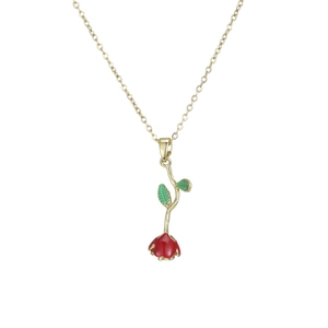 Élégant collier en titane doré orné d'un pendentif rose rouge vif et de petites feuilles