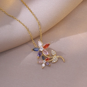 Collier en titane doré avec deux pendentifs fleurs en zircon multicolore sur satin chic