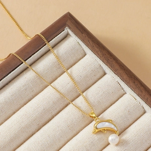 Elegante goldene Delphin-Halskette mit Muschel-Inlay und Natur-Süßwasserperle Anhänger