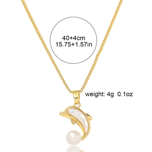 Goldene Delfin-Halskette mit Süßwasserperle und Abmessungen auf weißem Hintergrund