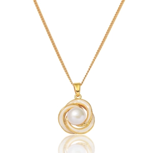 Détail du collier avec pendentif vortex doré en émail blanc et une perle d'eau douce centrale