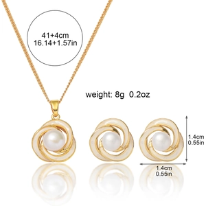 Parure élégante avec collier et boucles d'oreilles spirale dorée et perles d'eau douce