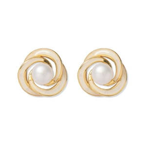 Détail de boucles d'oreilles vintage en or avec pétales en émail crème et perles