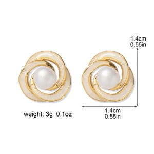 Boucles d'oreilles spirales dorées avec émail blanc et perle, incluant les mesures
