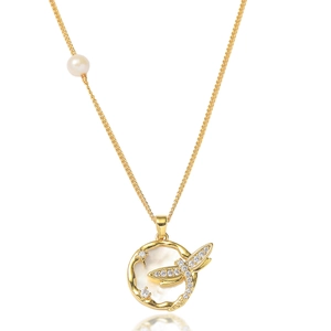 Détail du pendentif libellé avec nacre et cristaux sur une chaîne dorée fine