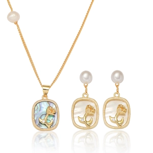 Détails du pendentif rose dorée et boucles d'oreilles assorties avec nacre colorée