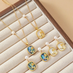 Ensemble collier et boucles d'oreilles rose en acier titane doré et nacre élégante