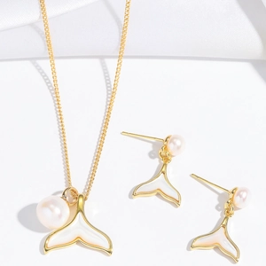 Elegantes goldenes Fischschwanz Schmuckset mit weißen Perlen Halskette und Ohrringe Set