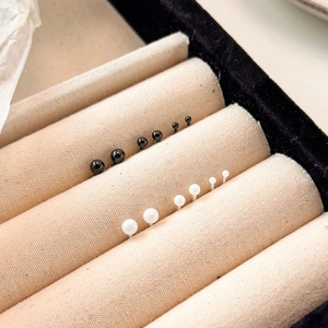 Minimalistisches Bio-Keramik Kugelohrstecker Set in Schwarz und Weiß, verschiedene Größen