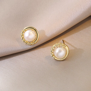 Retro-Stil geometrische goldene Perlenohrringe mit Metalldetails auf Champagner-Seide
