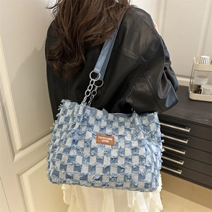 Sac fourre-tout en denim à damier avec bords effilochés et bandoulière chaîne argent