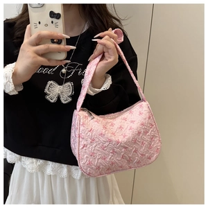Dettaglio della borsa hobo rosa con texture 3D stropicciata e motivi a fiocco