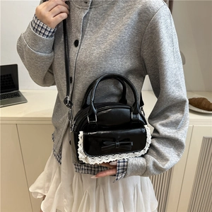 Minimalistische schwarze Damen-Bowlingtasche aus Leder mit Schleife und Schultergurt