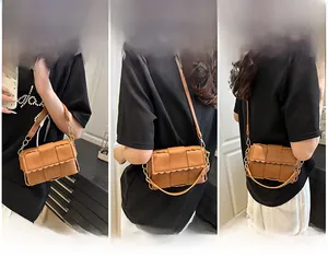 Détails de sac à main marron tissé montrant trois modes de transport avec chaîne dorée