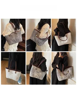 Collage di una modella che indossa borse tote vintage in ecopelle talpa e crema