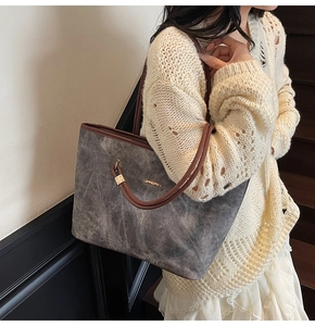 Dettaglio della borsa tote grigia lavata con spalline marroni e texture scamosciata vintage
