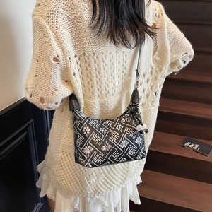 Sac à bandoulière noir de style chinois avec motif blanc sur haut en maille blanche