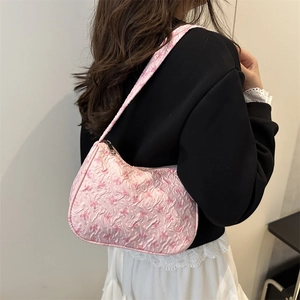 Borsa hobo rosa con motivo a fiocco in tessuto jacquard mostrata su una modella