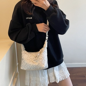 Sac hobo demi-lune chic en jacquard blanc avec motifs géométriques et bandoulière
