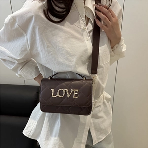 Sac bandoulière matelassé marron foncé avec lettrage LOVE doré et bandoulière large