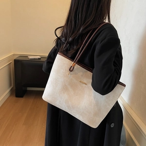 Borsa tote beige minimalista con manici marroni e logo per il pendolarismo