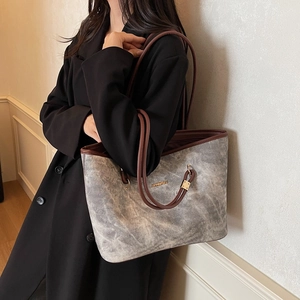 Borsa tote in denim grigio con spalline in pelle marrone e logo dorato da donna