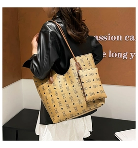Détail latéral d'un grand sac cabas marron avec imprimé ours et petite pochette