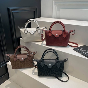 Bolso de mano minimalista en color liso y bolsos bandolera con estampado de leopardo 2025