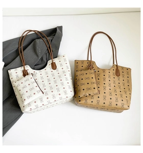 Détails du grand sac cabas avec motif d'ours et sa pochette intérieure assortie