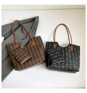 Détail du grand sac cabas avec mini pochette et motif monogramme chic pour femmes