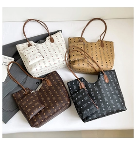 Vue détaillée de dessus des sacs cabas imprimés en quatre couleurs avec porte-monnaie