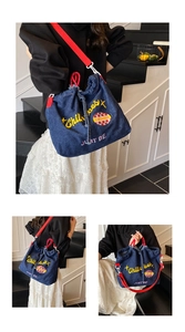 Detail der dunkelblauen Denim-Tasche mit roten Trägern und gelber Chill Vibes Stickerei
