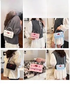 Vista dettagliata della mini borsa con ciliegie che mostra vari colori e modi di indossarla