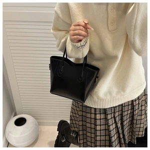 Schicke schwarze Kunstledertasche mit Wellenkante in einer minimalistischen Umgebung