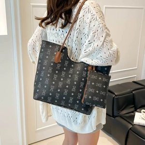Grand sac cabas noir avec imprimé ours et pochette amovible porté par un mannequin