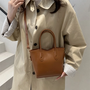 Trapezförmige Beuteltasche aus Leder in Karamellbraun mit Fashion-Logo und Riemen