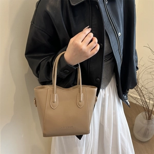 Minimalistische helle khakifarbene Beuteltasche mit Fashion-Prägung und elegantem Griff