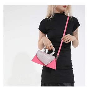 Gros plan du sac rose avec rabat à paillettes argentées et poignée métallique