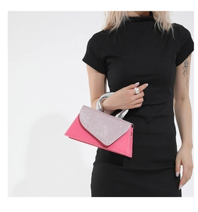 Détail d'un sac à main en cuir rose avec rabat à paillettes et poignée ronde en argent