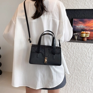 Sac à main noir élégant pour femme avec texture brillante et fermoir en métal doré