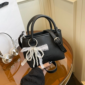 Mini Sac Bandoulière pour Femme en Cuir PU Grainé Litchi Minimaliste Français Petit Sac Carré avec Nœud en Dentelle de Künstliche Perles
