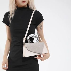 Sac à main chic français crème avec rabat en strass et poignée argentée pour femme