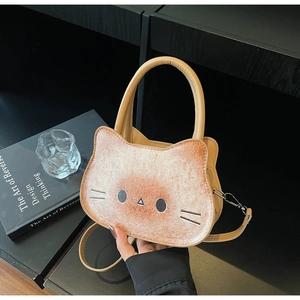Détail du sac à bandoulière en forme de toast chat avec imprimé mignon sur texture premium