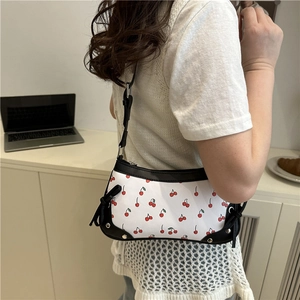 Sac à épaule pour femme avec imprimé cerises rouges et bordures noires à rivets