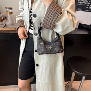Sac seau vintage en denim avec breloques papillon et poignée froncée pour femme