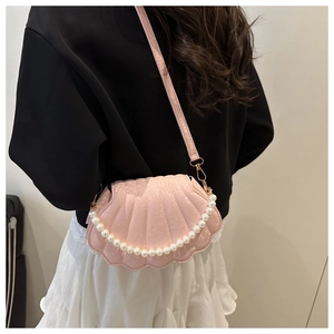 Sac à bandoulière rose en forme de coquillage avec texture serpent et perles blanches