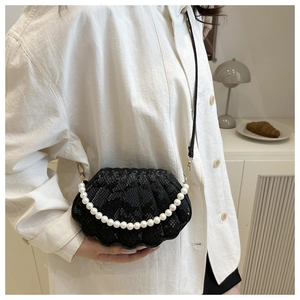 Détails du sac coquillage noir à texture serpent avec poignée en perles élégantes