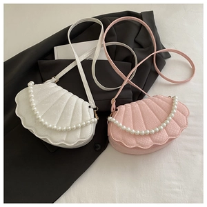 Détails de sacs en forme de coquillage blanc et rose avec cuir gaufré serpent et chaîne perle