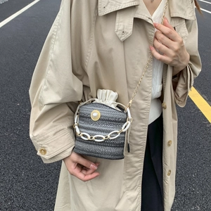 Borsa a secchiello in paglia intrecciata grigio sfumato con catena dorata e perla elegante
